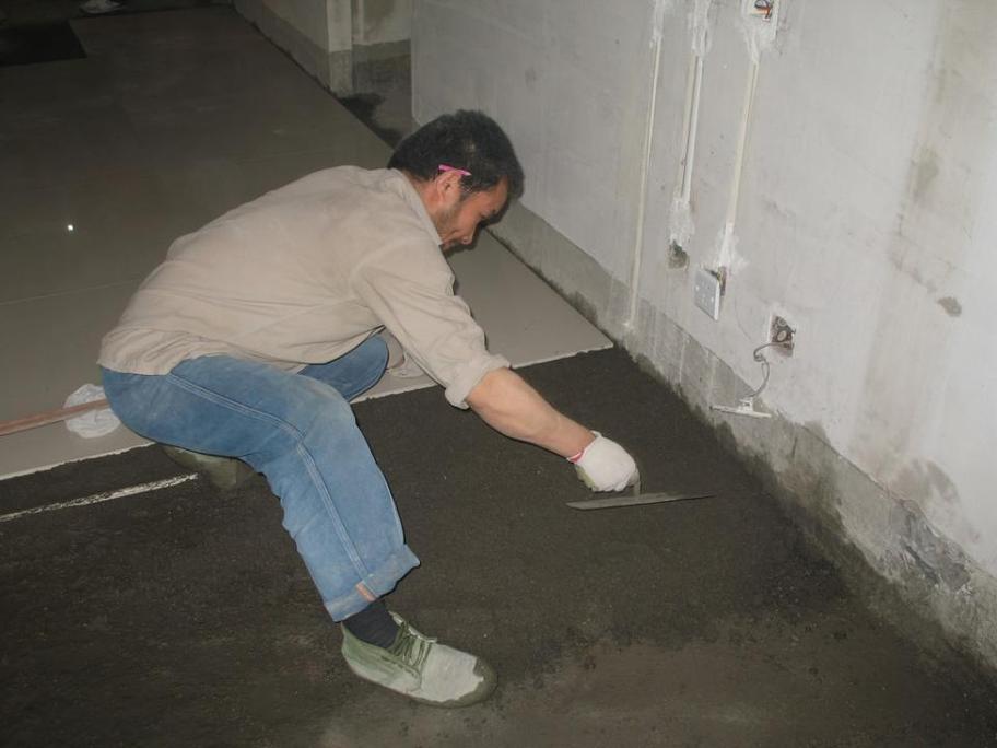 装修家铺完地砖后,进木工前到底用不用做地面防护,装修前给师傅准备什么东西。 买房须知 装修家铺完地砖后,进木工前到底用不用做地面防护,装修前给师傅准备什么东西。 装修家铺完地砖后,进木工前到底用不用做地面防护,装修前给师傅准备什么东西。 买房须知