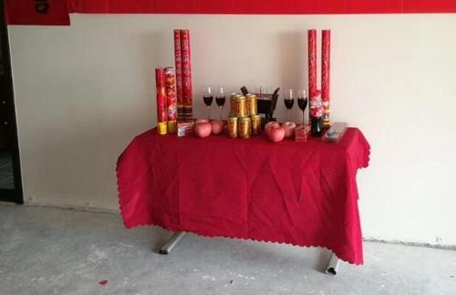 装修开工四言八句有哪些,装修动土准备什么祭品好。 买房须知 装修开工四言八句有哪些,装修动土准备什么祭品好。 装修开工四言八句有哪些,装修动土准备什么祭品好。 买房须知