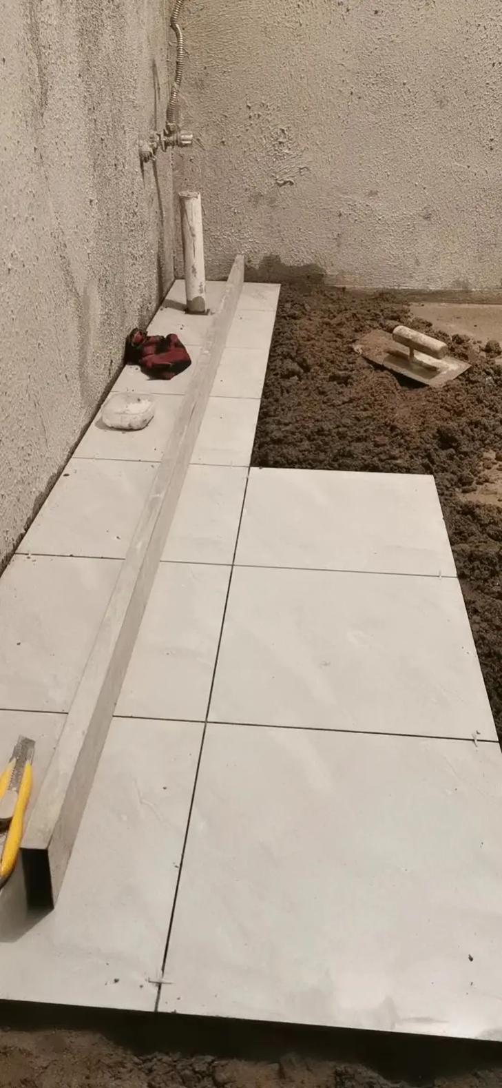 家装时铺地砖时应该做些什么准备工作，装修瓷砖需要什么准备材料。 家装时铺地砖时应该做些什么准备工作，装修瓷砖需要什么准备材料。 二手房