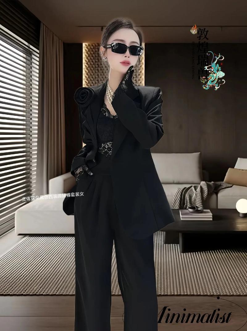 女款西装套装修身版黑格,时尚与品位的完美融合 女款西装套装修身版黑格,时尚与品位的完美融合 买房须知