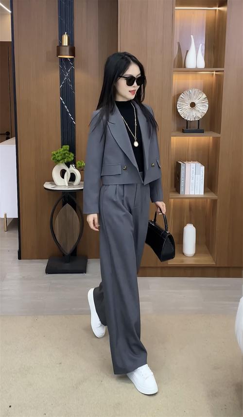 秋意渐浓,女士西装套装修身搭配指南 家居装饰 秋意渐浓,女士西装套装修身搭配指南 秋意渐浓,女士西装套装修身搭配指南 家居装饰